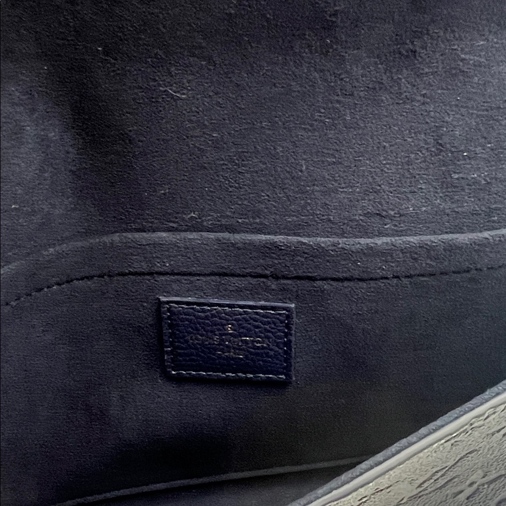 New Louis Vuitton navy blue leather Clutch crossbody Gold Chain - Picture 9 of 13